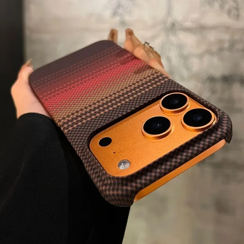 Matte Hard Pc Back Case - iPhone 18、17、16、15、14、13、12 Pro Max用、高級カーボンファイバー製ハードPC保護ケース。マット仕上げの背面、ベゼルレスデザイン、冷却機能付き。